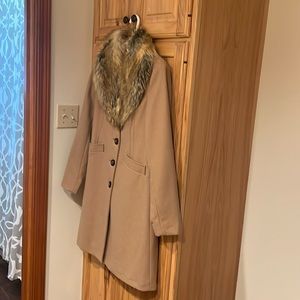 Ladies Laundry coat with faux fur removable collar in tan